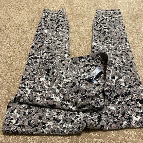 {Athleta} Patterned Cropped Athletic Yoga Leggings ~ Size Small - Picture 3 of 15